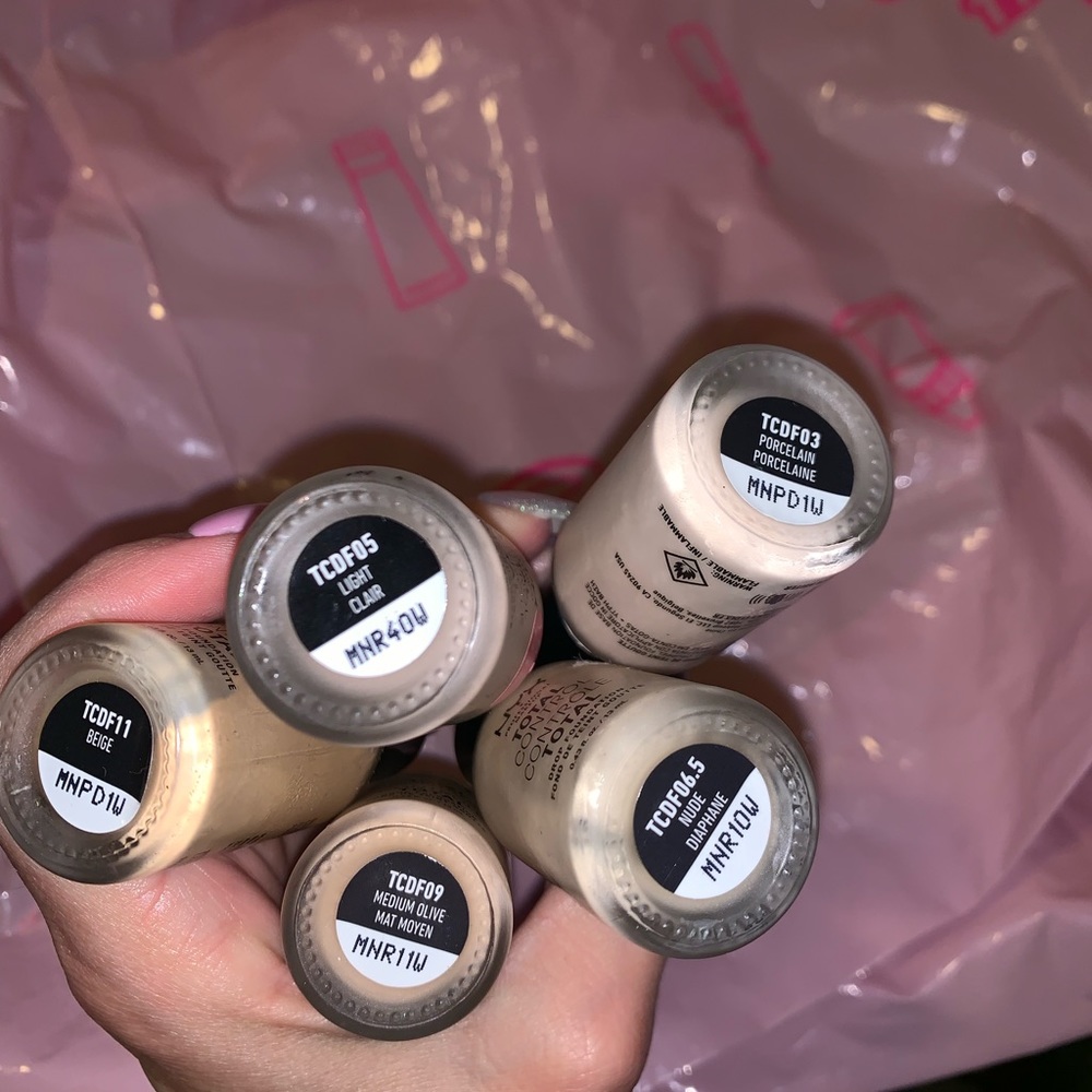 NYX Foundation Bundle - Picture 4 of 4